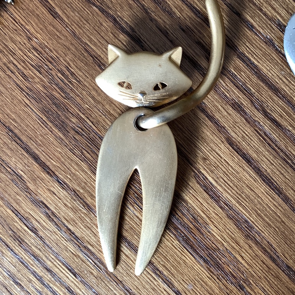 Pins for the cat lover. 9 pins in all by JJ,  TC& ? - Picture 10 of 13